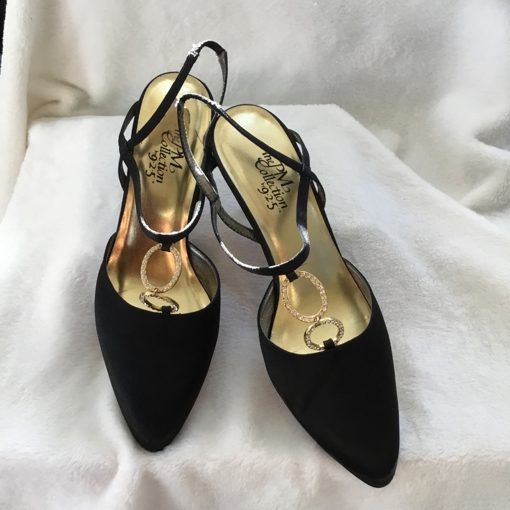 ~BLACK STRAPPY SANDLES WITH GOLD AND STONE ACCENT~